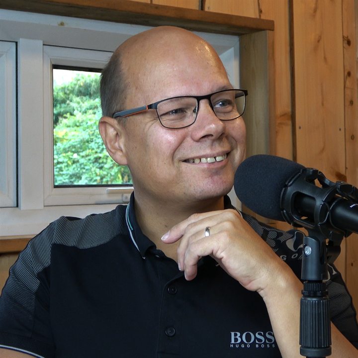Nikolaj Dyring ved mikrofonen i studiet